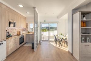 cocina y comedor con mesa y sillas en Apartamento Sunset on the Sea, en Albufeira 13 fotos más