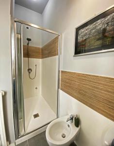 een badkamer met een douche en een wastafel bij Casa Sava in San Pietro