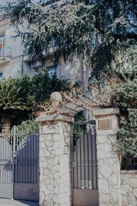una puerta frente a un edificio con un árbol en Casa Sava, en San Pietro