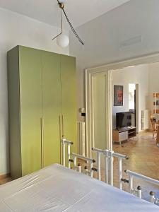 Cet appartement comprend une chambre avec une armoire verte et un salon. dans l'établissement Casa Sava, à San Pietro