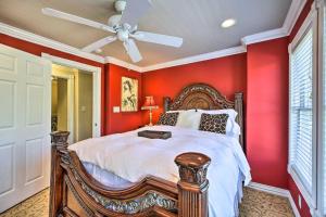 1 dormitorio con 1 cama grande y paredes rojas en Spacious Midtown Houston Home with Deck!, en Houston