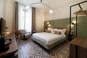 a hotel room with a bed and a desk at Cà Bèla - Pergolesi in Milan