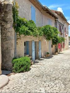 una calle adoquinada en un antiguo edificio de piedra en Maison dans la magnifique village de Montjoi, en Monjoi