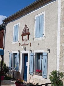 un edificio con un cartel en el costado en Maison dans la magnifique village de Montjoi, en Monjoi