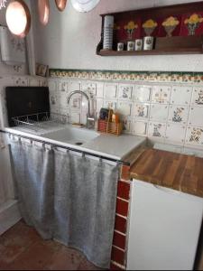 Kuchyňa alebo kuchynka v ubytovaní Maison dans la magnifique village de Montjoi