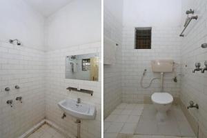 twee foto's van een badkamer met toilet en wastafel bij Goroomgo Upasana Bhubaneswar in Bhubaneshwar