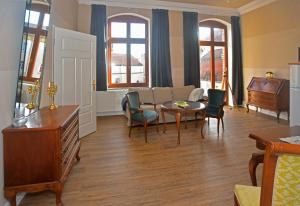 a living room with a table and chairs at Alte Post Sondershausen in Sondershausen