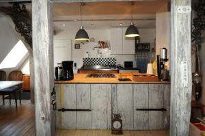 eine Küche mit einer hölzernen Arbeitsplatte in einem Zimmer in der Unterkunft Holzwerk Oybin in Kurort Oybin