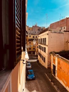 una vista da una finestra di una strada con auto di Sweet Life House Rome Cavour a Roma