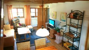 ein Wohnzimmer mit einem Sofa und einem TV in der Unterkunft Haus Rottauenblick in Bad Birnbach