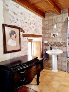 a bathroom with a piano and a sink at Acogedora casa del siglo XIX 