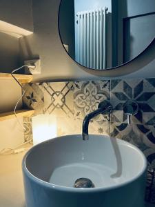 un lavandino in bagno con specchio di Sweet Life House Rome Cavour a Roma Altre 36 foto
