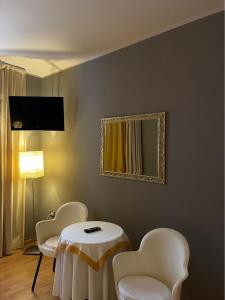 TV a/nebo společenská místnost v ubytování Albergo Ristorante Trieste Boves