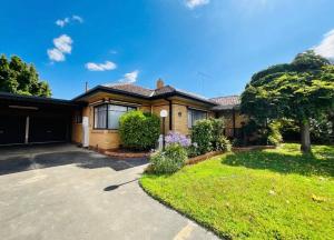 une maison avec une allée en face de celle-ci dans l'établissement Connells Motel & Serviced Apartments, à Traralgon