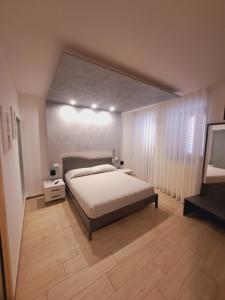 1 dormitorio grande con cama y ventana en Casa del Monte en Enna
