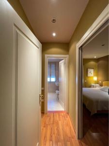BovesにあるAlbergo Triesteのベッドルーム(ベッド1台、バスルーム付)へのオープンドアが備わります。