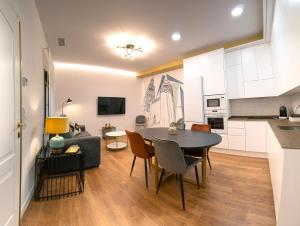 A kitchen or kitchenette at Cervantes 5 Collection Catedral - Alcántara