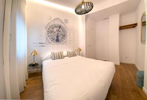 A bed or beds in a room at Cervantes 5 Collection Catedral - Alcántara