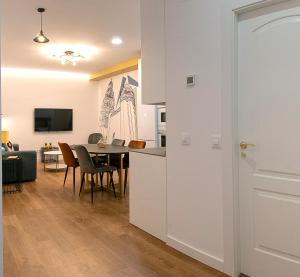 A television and/or entertainment centre at Cervantes 5 Collection Catedral - Alcántara
