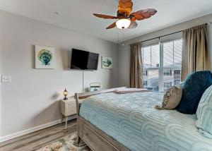 a bedroom with a bed and a ceiling fan at The Elizabeth in Jacksonville