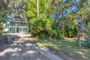 a street light in front of a house at St Augustine Carriage House in Saint Augustine