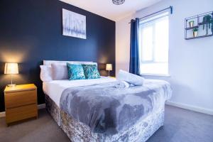 um quarto com uma cama grande e uma janela em 4BR Contractor Town House 2.5bathrooms, 2 free parking spaces managed by Chique Properties em Milton Keynes