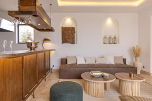 ein Wohnzimmer mit einem Sofa und 2 Tischen in der Unterkunft Ksar Char-Bagh Small Luxury Hotels in Marrakesch