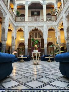 eine Lobby mit einem Tisch in der Mitte eines Gebäudes in der Unterkunft Le Riad Palais d'hotes Suites & Spa Fes in Fès