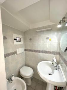ポリニャーノ・ア・マーレにあるAffittacamere Lulucのバスルーム(白いトイレ、シンク付)