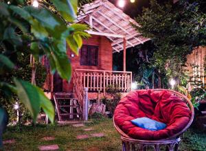 Lala's Place في غالي: كرسي احمر جالس امام المنزل
