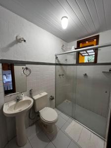 桑塔納杜里亞奇的住宿－Nova Pousada Sollaris - Coração da Serra do Cipó - MG，浴室配有卫生间、盥洗盆和淋浴。