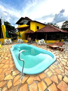 桑塔納杜里亞奇的住宿－Nova Pousada Sollaris - Coração da Serra do Cipó - MG，房屋前的大型游泳池