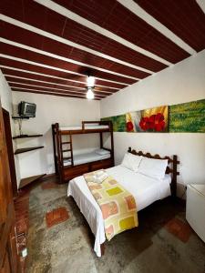 ein Schlafzimmer mit einem Bett in einem Zimmer in der Unterkunft Nova Pousada Sollaris - Coração da Serra do Cipó - MG in Santana do Riacho