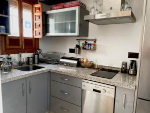 A kitchen or kitchenette at Casa Vacacional Alcazabilla