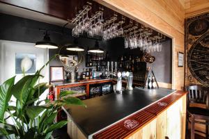 De lounge of bar bij The Elan Valley Hotel