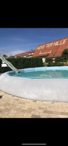 une grande piscine avec toboggan. dans l'établissement Hove Ter Hille, à Jabbeke