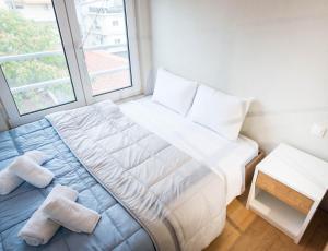 Un dormitorio con una cama grande con dos animales de peluche. en Stamatina's Luxury Apartments (Central 3rd floor), en Alexandroupoli