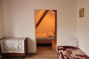 ein Schlafzimmer mit einem Spiegel und einem Bett darin in der Unterkunft Josefín in Němčičky