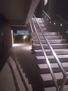 uma escada vazia num edifício à noite em Apartamento Perto Praia em Salvador