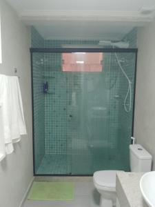 uma casa de banho com uma cabina de duche em vidro e um WC. em Apartamento Perto Praia em Salvador