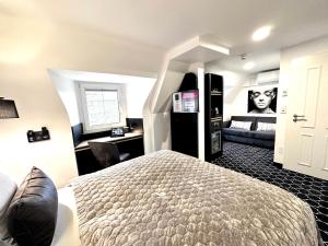 Ένα ή περισσότερα κρεβάτια σε δωμάτιο στο Rhein Hotel St. Martin
