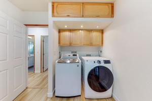 a washing machine and a washer in a kitchen at The Little Wing Roost in Renton