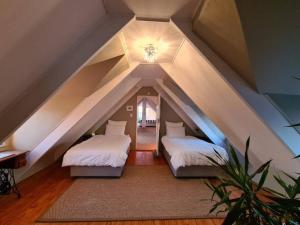 - une chambre mansardée avec 2 lits dans l'établissement Sunbird House, à Grotto Bay