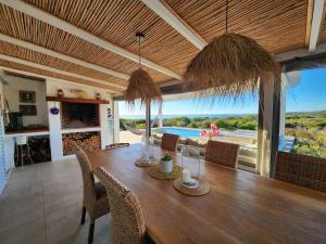 - une salle à manger avec une table et une vue sur l'océan dans l'établissement Sunbird House, à Grotto Bay
