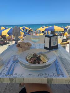 een bord eten op een tafel aan het strand bij SCRUSCIU RU MARI in Isola delle Femmine