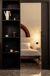 Säng eller sängar i ett rum på Luxury Loft near Duomo and Garage