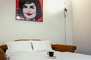 uma foto de uma mulher na parede acima de uma cama em Luxury Loft near Duomo and Garage em Milão