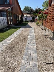 przejście w ogrodzie obok domu w obiekcie Vivien vendégház w Zamárdi +1 zdjęcie