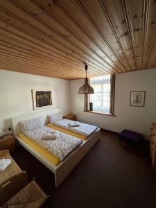 1 dormitorio con 2 camas y ventana grande en Casa Lalla affittasi nel centro di Poschiavo, en Poschiavo