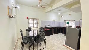 a kitchen with a table and chairs in a room at Muffys Holiday Villa in Old Goa